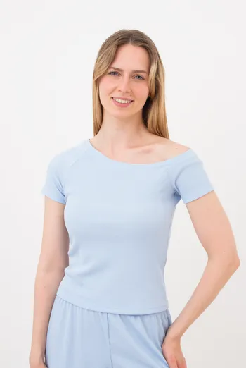 Женская футболка с ассиметричным вырезом в рубчик RIB 4811/010 Giulia light blue (голубой) Женская футболка с ассиметричным вырезом в рубчик RIB 4811/010 Giulia light blue (голубой)