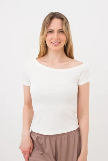Женская футболка с ассиметричным вырезом в рубчик RIB 4811/010 Giulia milk (белый) Женская футболка с ассиметричным вырезом в рубчик RIB 4811/010 Giulia milk (белый)