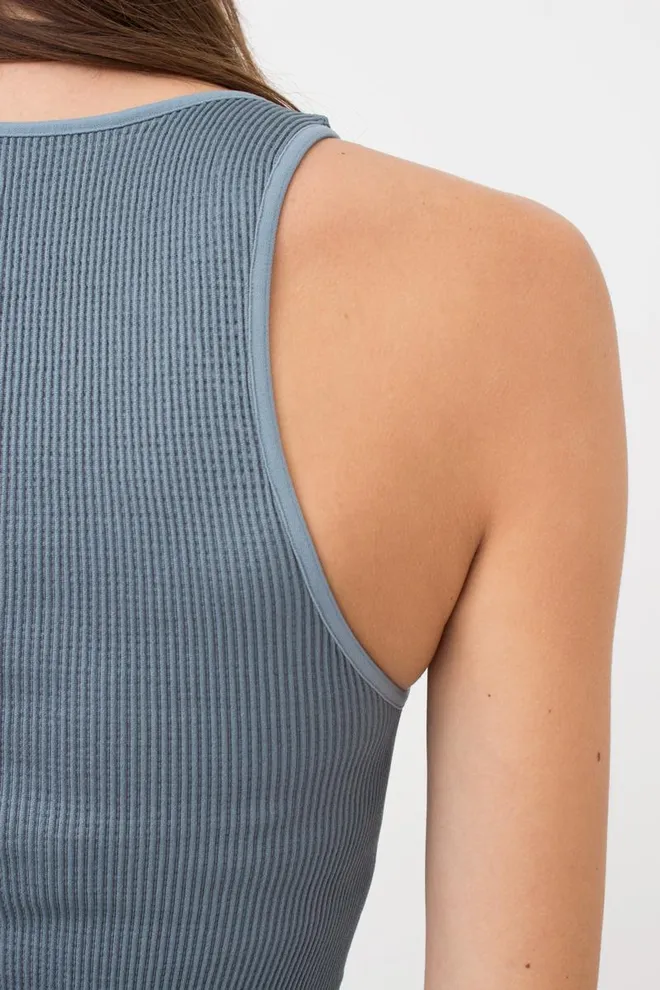 Безшовний топ в рубчик на широких бретелях Halter top rib Giulia (stormy weather), блакитний