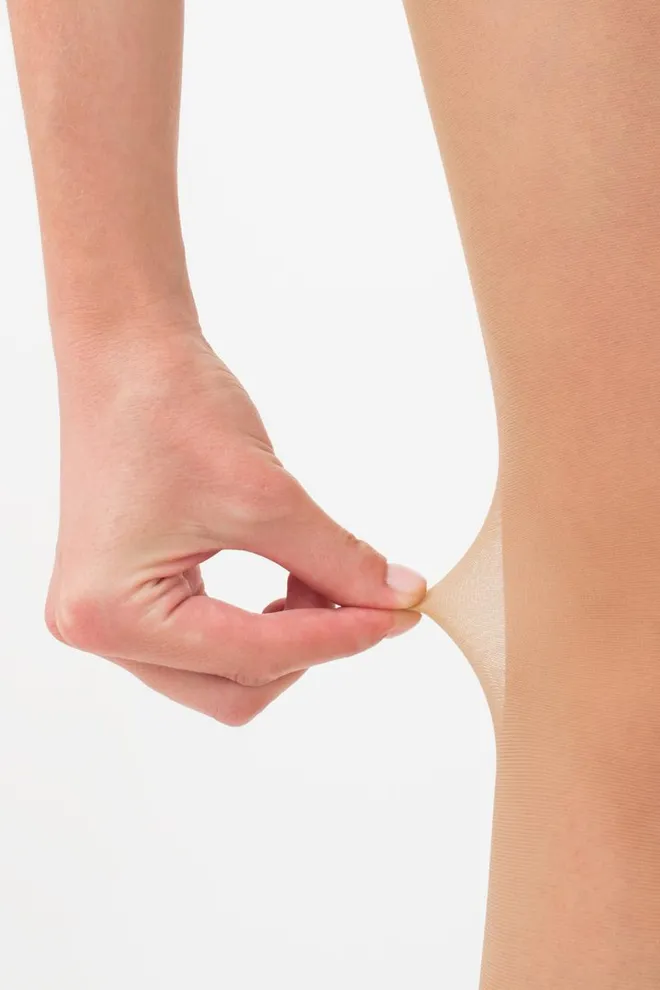 Колготки с эротическим вырезом Love chic 20 den model 1 Giulia (daino/nero)