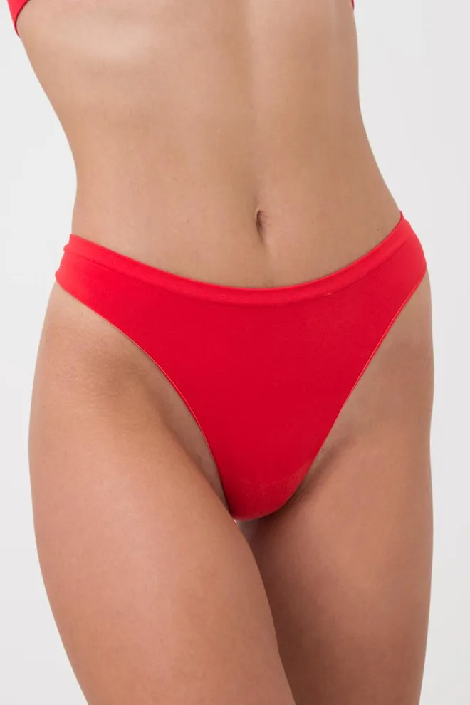 Женские бесшовные трусы стринги String briefs color Giulia (poinciana), красный