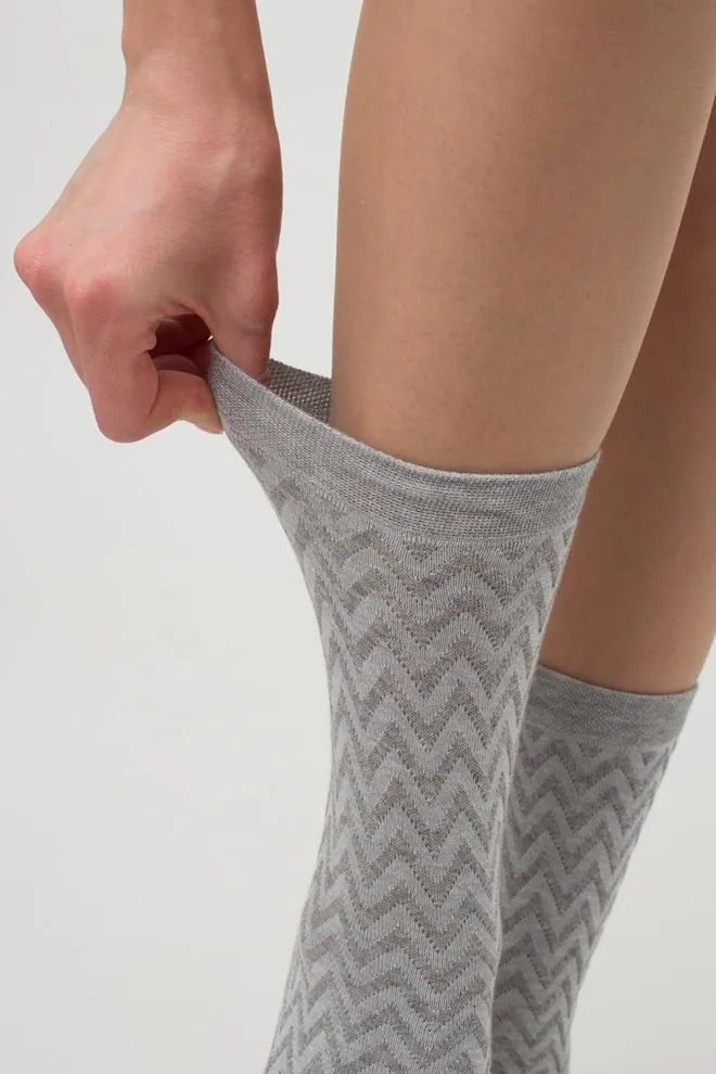 Носки женские классические с фактурным узором Ws3 Background 002 Giulia (light grey melange)